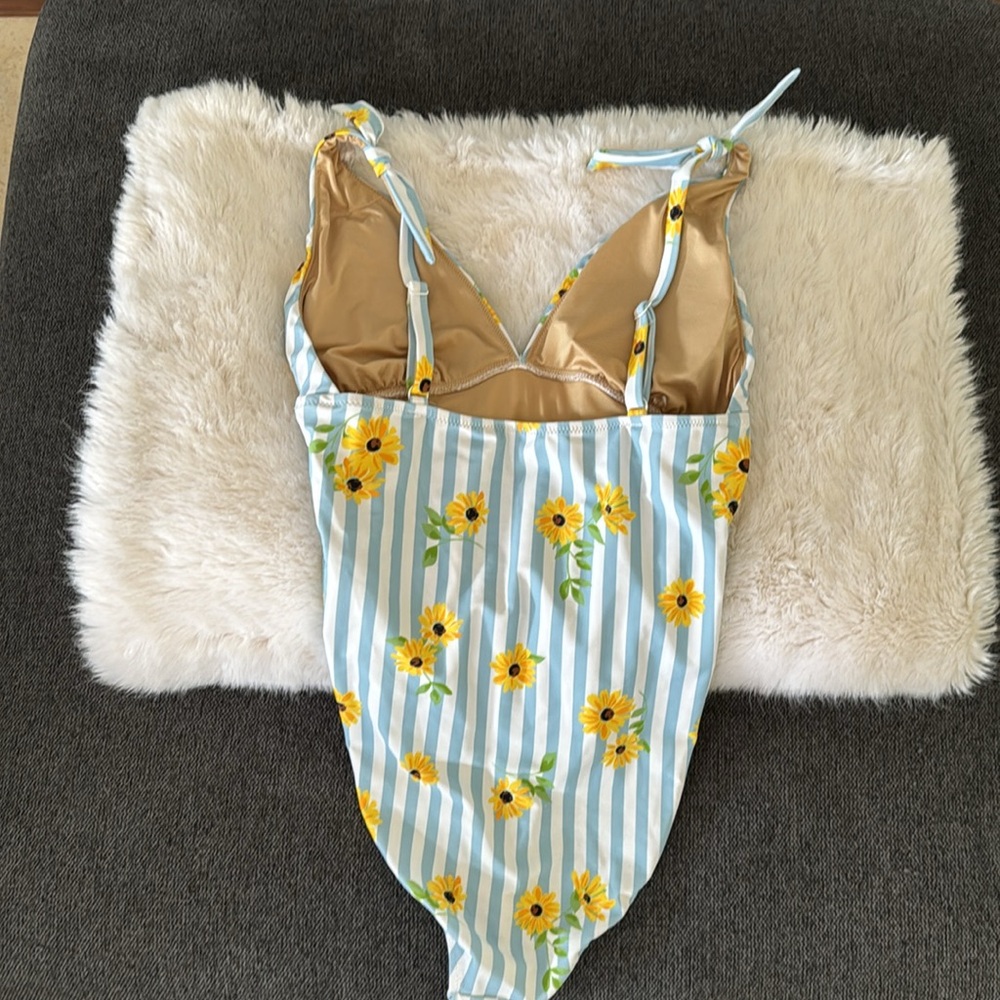 Bathing suit - Picture 3 of 7